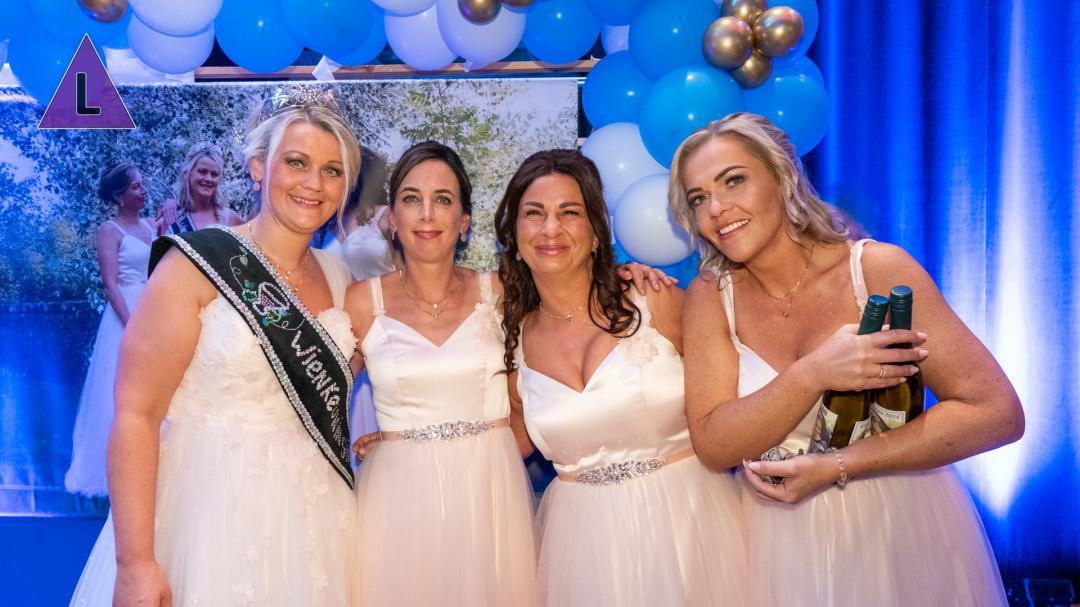 Links op de foto Wienkeuningin van V.V. de Veldmuus Joana Wolfs-Peters naast haar haar drie secondantes Sara Geene, Ankie Lensen, en Romy Schaefer.