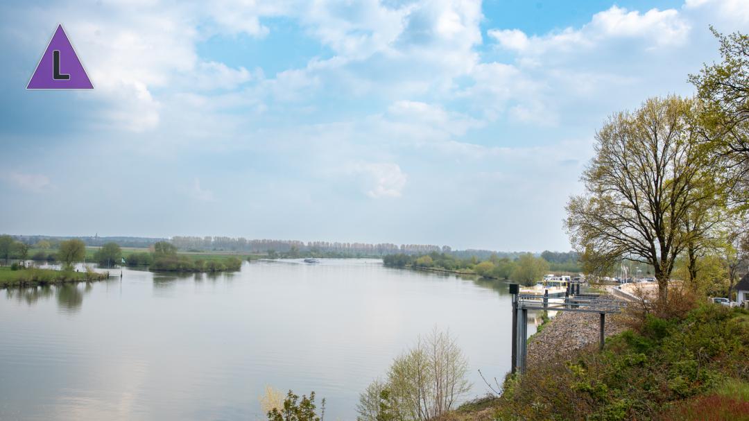 De haven van Neer en zicht op de Maas richting Roermond