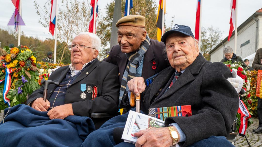 Veteranen bij Monument of Tolerance in Haelen