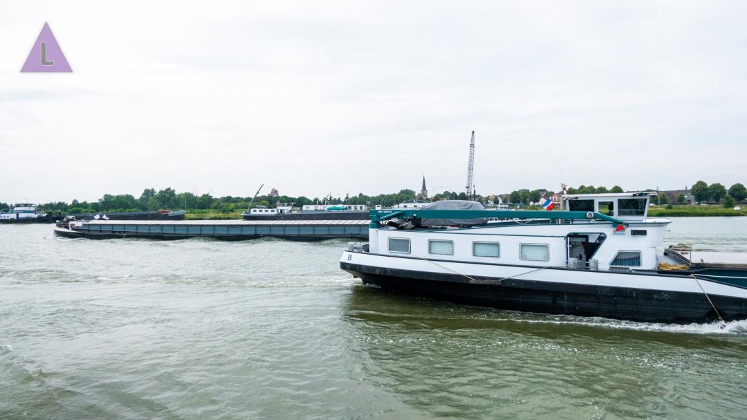 binnenvaartschip op de Maas bij Maasbracht